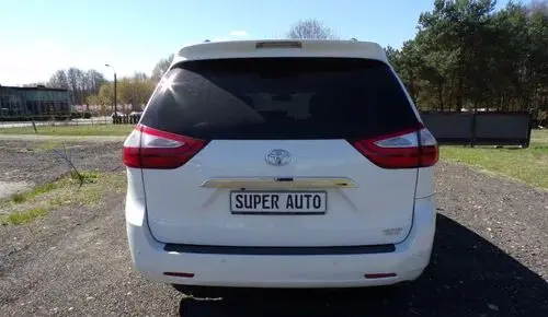 TOYOTA Sienna 