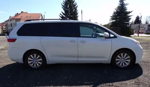 TOYOTA Sienna 