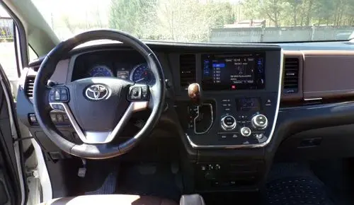 TOYOTA Sienna 