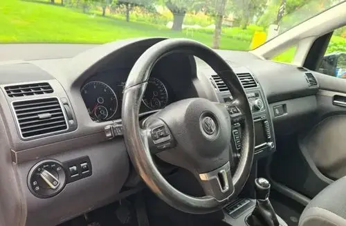 VOLKSWAGEN Touran 
