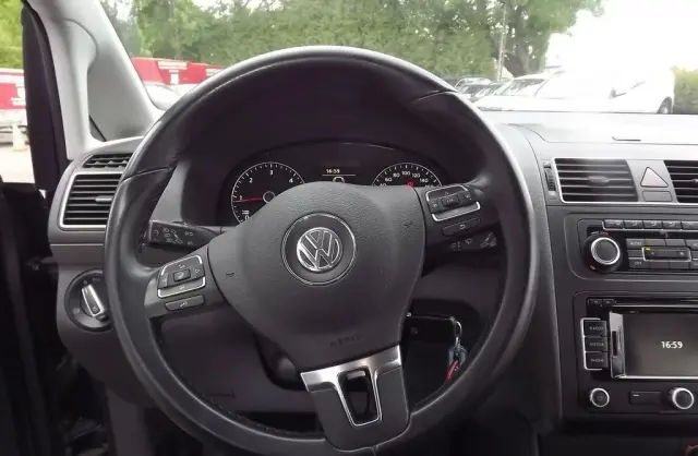 VOLKSWAGEN Touran 