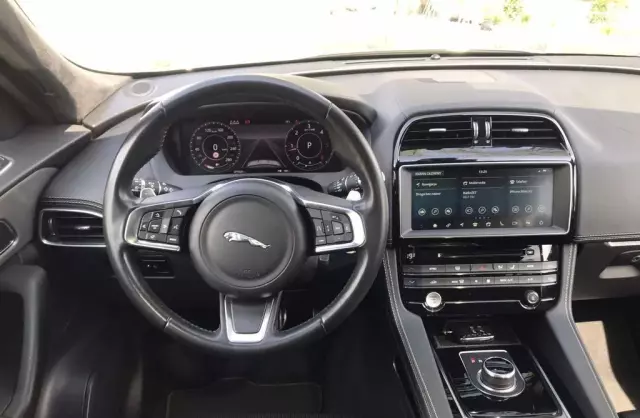 JAGUAR F-Pace 