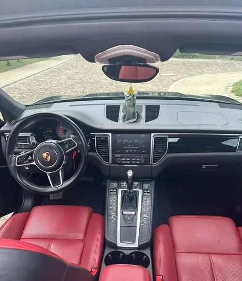 PORSCHE Macan 