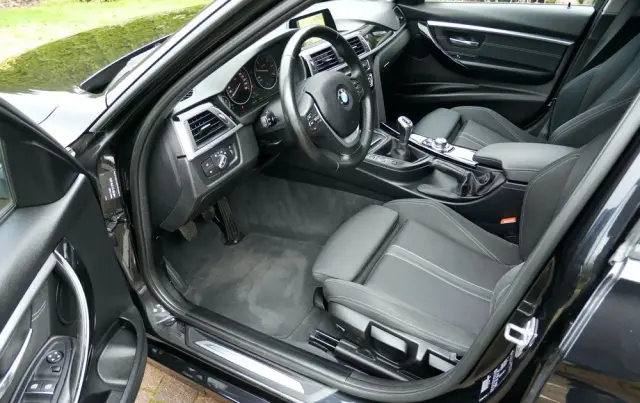 BMW Seria 3 318d Sport Line