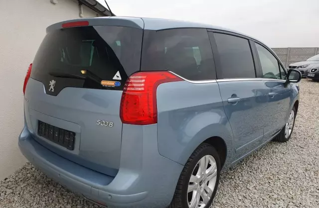 PEUGEOT 5008 