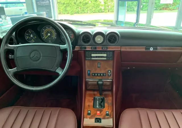 MERCEDES-BENZ SL R107 560 SL  