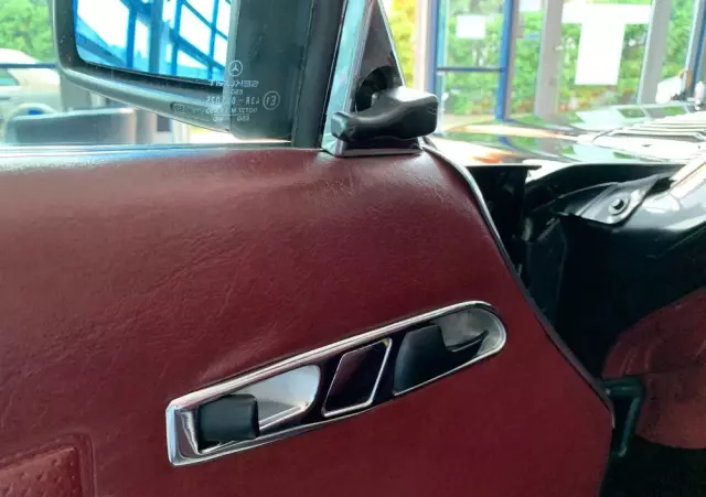 MERCEDES-BENZ SL R107 560 SL  