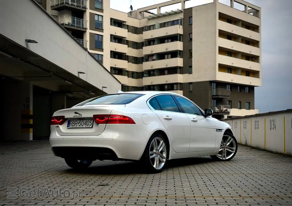 JAGUAR XE 2.0 T Pure