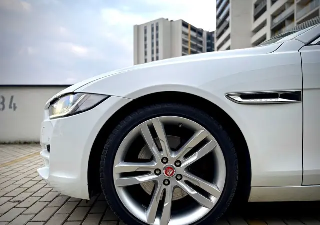 JAGUAR XE 2.0 T Pure