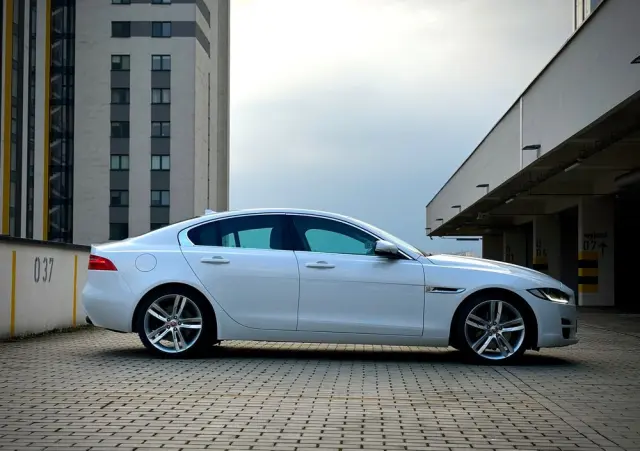 JAGUAR XE 2.0 T Pure