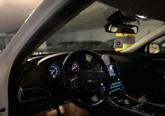 JAGUAR XE 2.0 T Pure