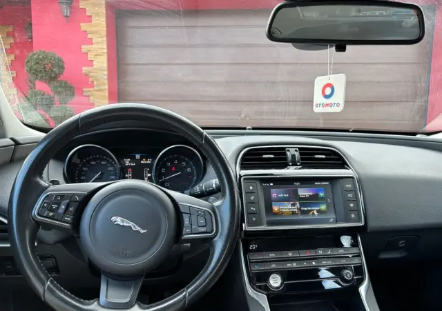 JAGUAR XE 2.0 T Pure
