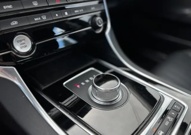 JAGUAR XE 2.0 T Pure