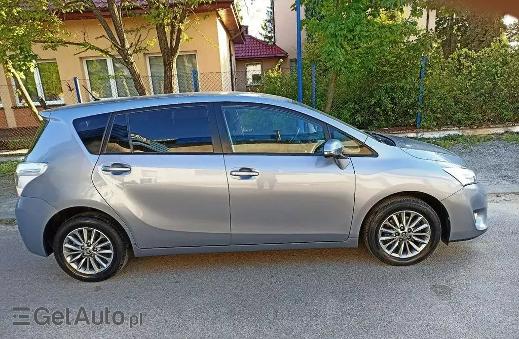 TOYOTA Verso 