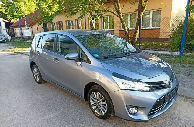 TOYOTA Verso 