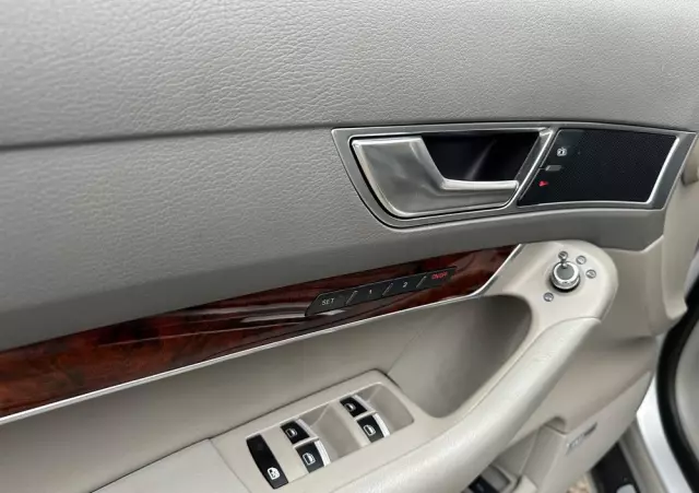 AUDI A6 Avant 4.2 quattro tiptronic