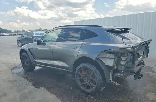 ASTON MARTIN DBX 