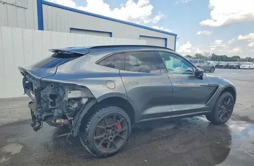 ASTON MARTIN DBX 