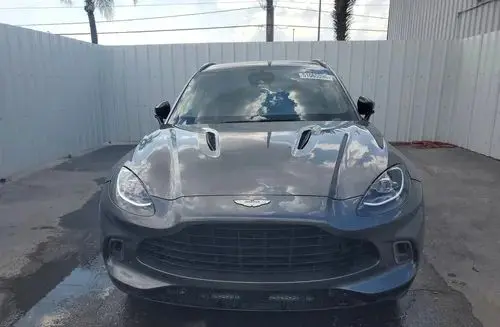 ASTON MARTIN DBX 