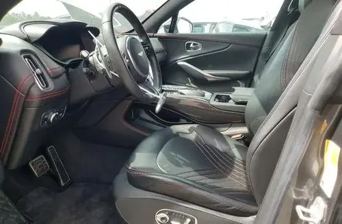 ASTON MARTIN DBX 