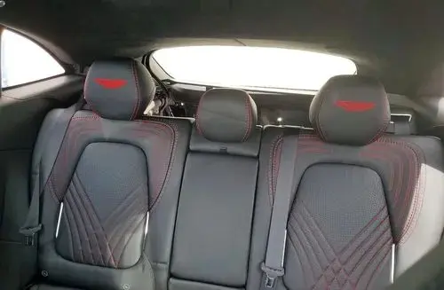 ASTON MARTIN DBX 