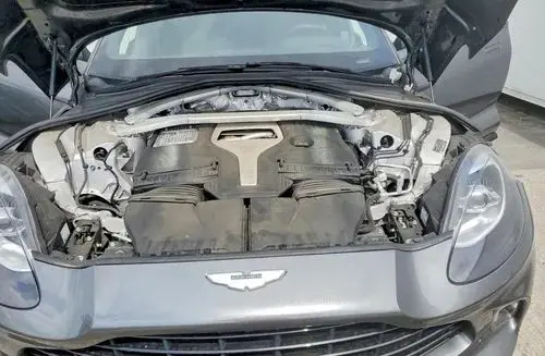 ASTON MARTIN DBX 