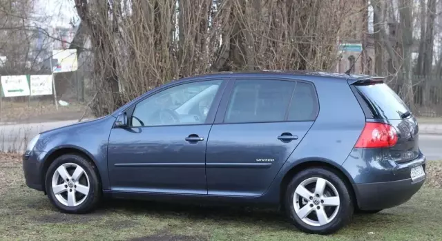 VOLKSWAGEN Golf 