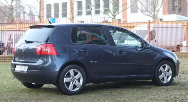 VOLKSWAGEN Golf 