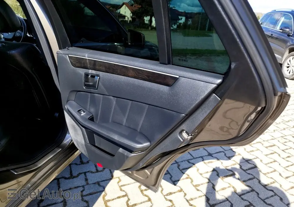 MERCEDES-BENZ Klasa E 200 CGI BlueEffICIENCY Avantgarde