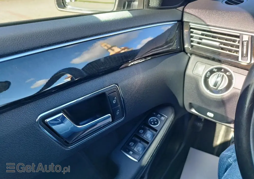 MERCEDES-BENZ Klasa E 200 CGI BlueEffICIENCY Avantgarde