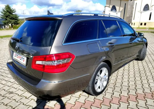 MERCEDES-BENZ Klasa E 200 CGI BlueEffICIENCY Avantgarde