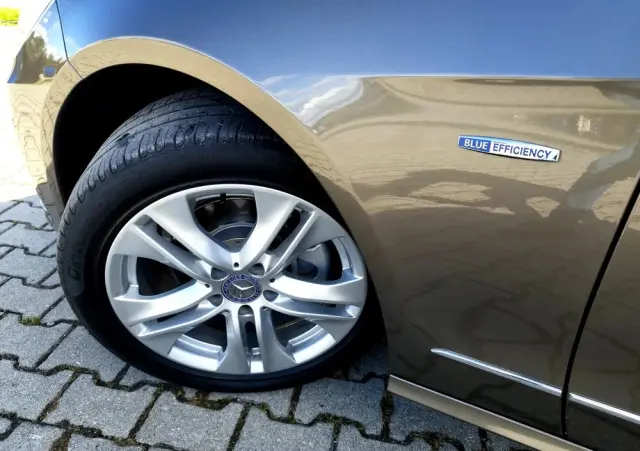 MERCEDES-BENZ Klasa E 200 CGI BlueEffICIENCY Avantgarde