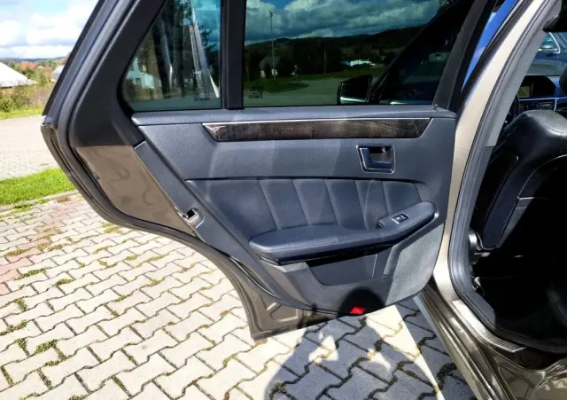 MERCEDES-BENZ Klasa E 200 CGI BlueEffICIENCY Avantgarde