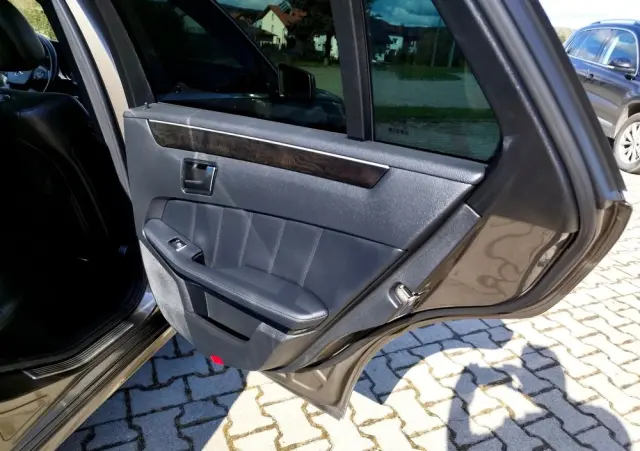 MERCEDES-BENZ Klasa E 200 CGI BlueEffICIENCY Avantgarde