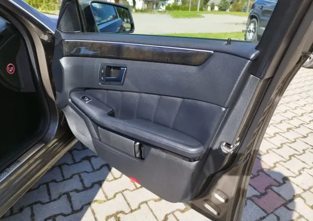 MERCEDES-BENZ Klasa E 200 CGI BlueEffICIENCY Avantgarde