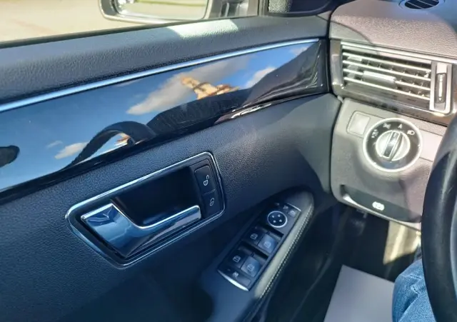 MERCEDES-BENZ Klasa E 200 CGI BlueEffICIENCY Avantgarde