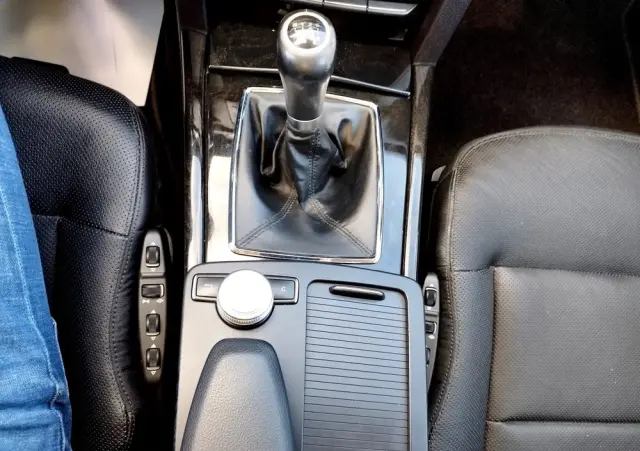 MERCEDES-BENZ Klasa E 200 CGI BlueEffICIENCY Avantgarde