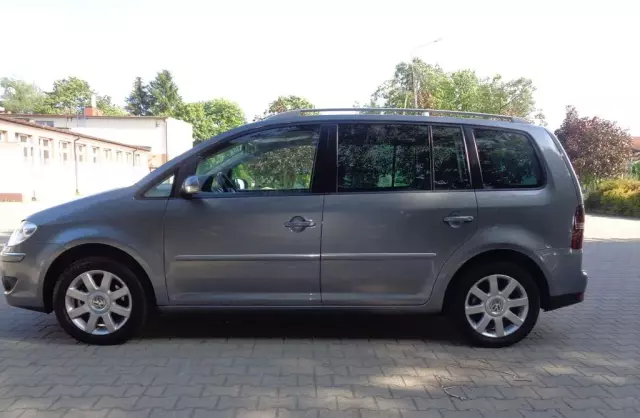 VOLKSWAGEN Touran 