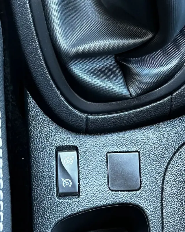 RENAULT Clio 1.2 16V 75 LIMITED