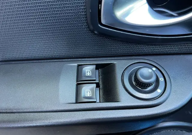 RENAULT Clio 1.2 16V 75 LIMITED