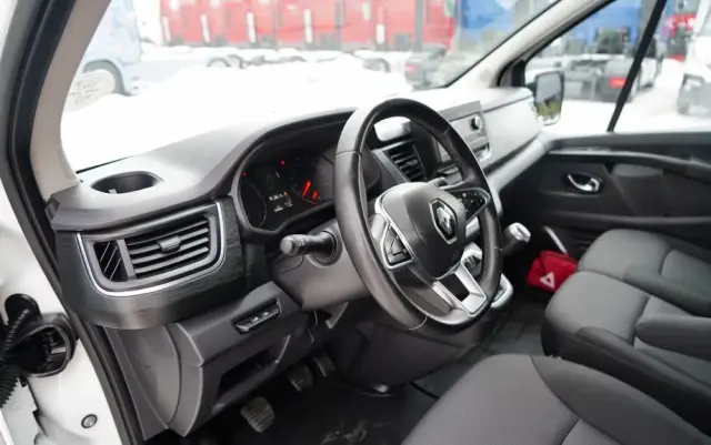 RENAULT TRAFIC III / BUS / 9 MIEJSC / PIERWSZY WŁAŚCICIEL / POLSKI SALON / 2022 ROK / 