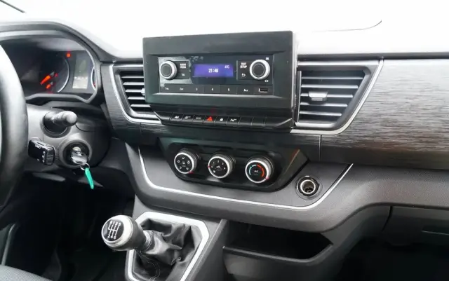 RENAULT TRAFIC III / BUS / 9 MIEJSC / PIERWSZY WŁAŚCICIEL / POLSKI SALON / 2022 ROK / 