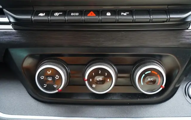 RENAULT TRAFIC III / BUS / 9 MIEJSC / PIERWSZY WŁAŚCICIEL / POLSKI SALON / 2022 ROK / 