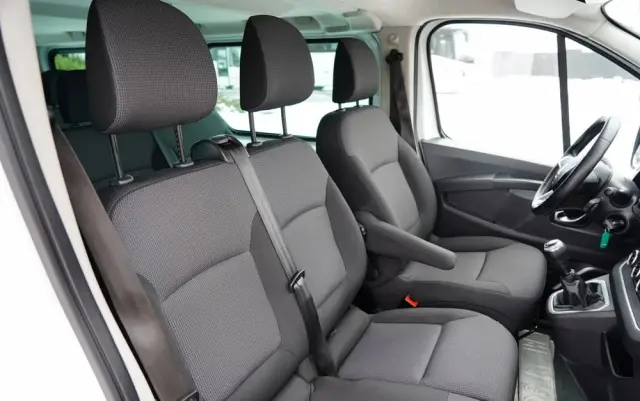 RENAULT TRAFIC III / BUS / 9 MIEJSC / PIERWSZY WŁAŚCICIEL / POLSKI SALON / 2022 ROK / 