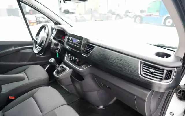 RENAULT TRAFIC III / BUS / 9 MIEJSC / PIERWSZY WŁAŚCICIEL / POLSKI SALON / 2022 ROK / 