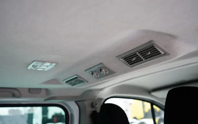 RENAULT TRAFIC III / BUS / 9 MIEJSC / PIERWSZY WŁAŚCICIEL / POLSKI SALON / 2022 ROK / 