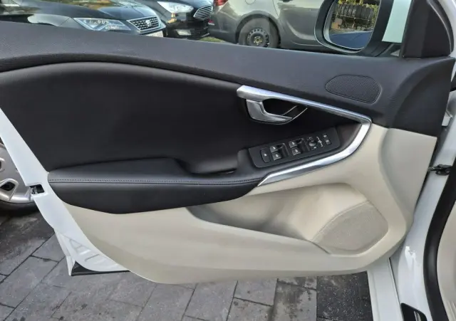 VOLVO V40 D2 Summum