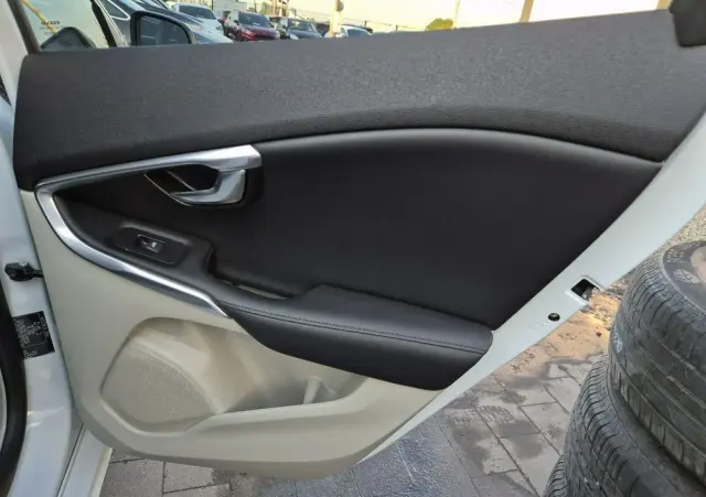 VOLVO V40 D2 Summum