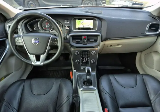 VOLVO V40 D2 Summum