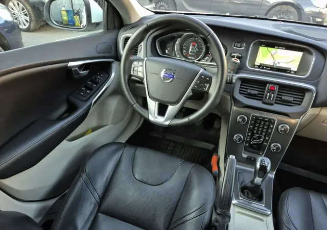 VOLVO V40 D2 Summum